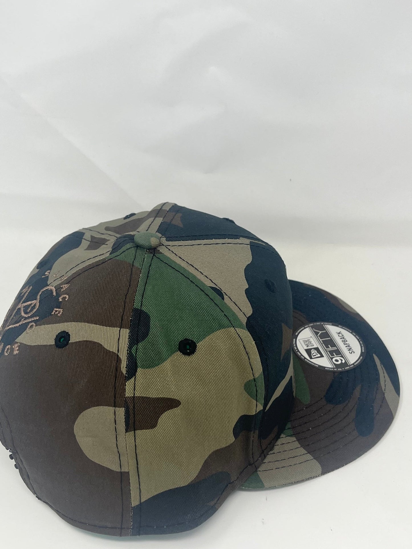 Urban Edge Snapback with Emblematic Shield Design - Camo